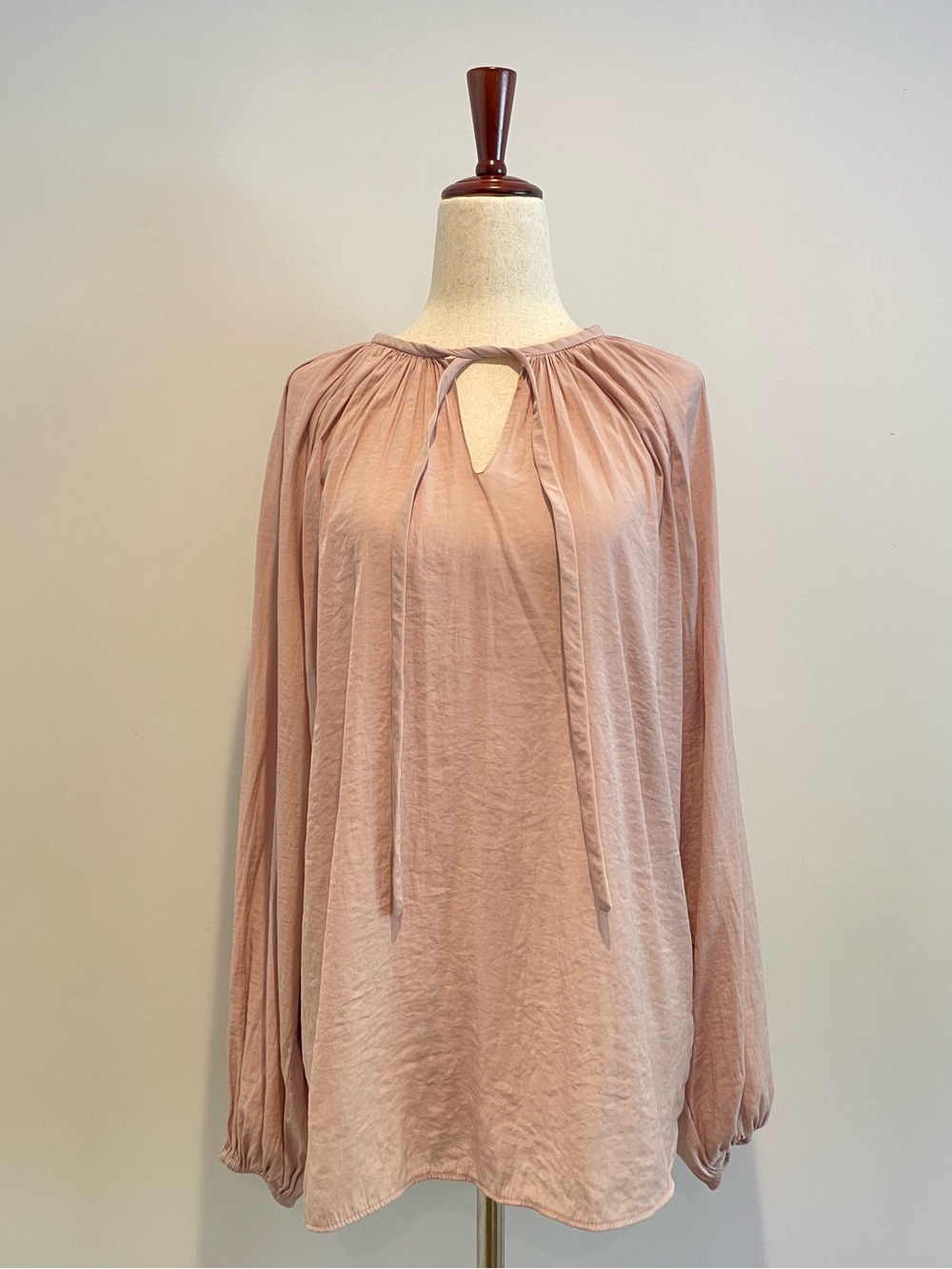 Tahari Women's Blush Tie-Neck Long Sleeve Top EUC - size small